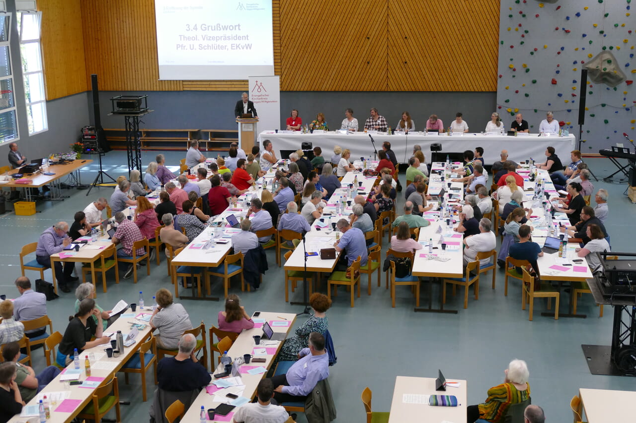 Die Synode, das oberste Leitungsorgan des Kirchenkreises, tagte in Wilgersdorf und beriet über aktuelle Themen und Aufgaben der kreiskirchlichen Arbeit.