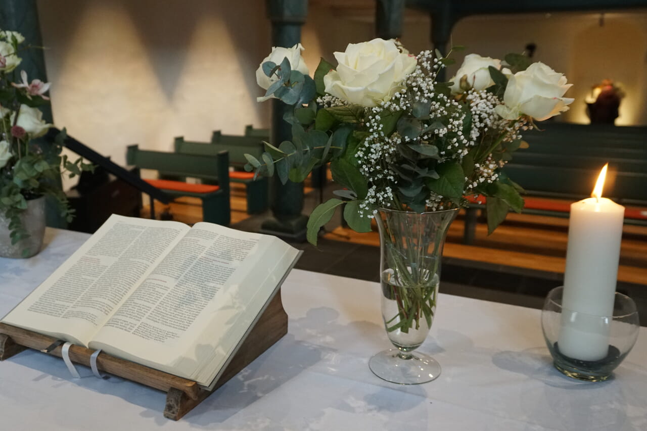 Eine Kerze und ein Blumenstrau&szlig; erinnerten im Gottesdienst am Sonntag in der Freudenberger Kirche an Luise und alle von der Gewalttat betroffenen Menschen.