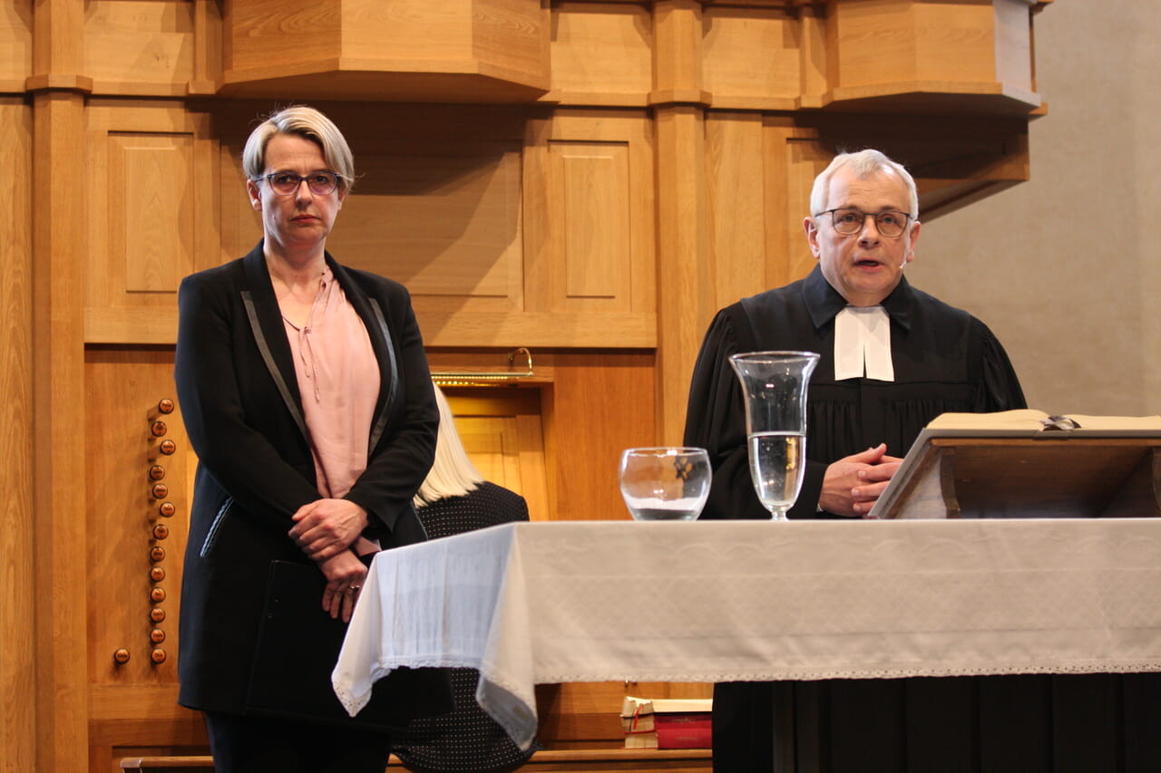Die Freudenberger B&uuml;rgermeisterin Nicole Reschke und Superintendent Peter-Thomas Stuberg im Gottesdienst in der Freudenberger Kirche.